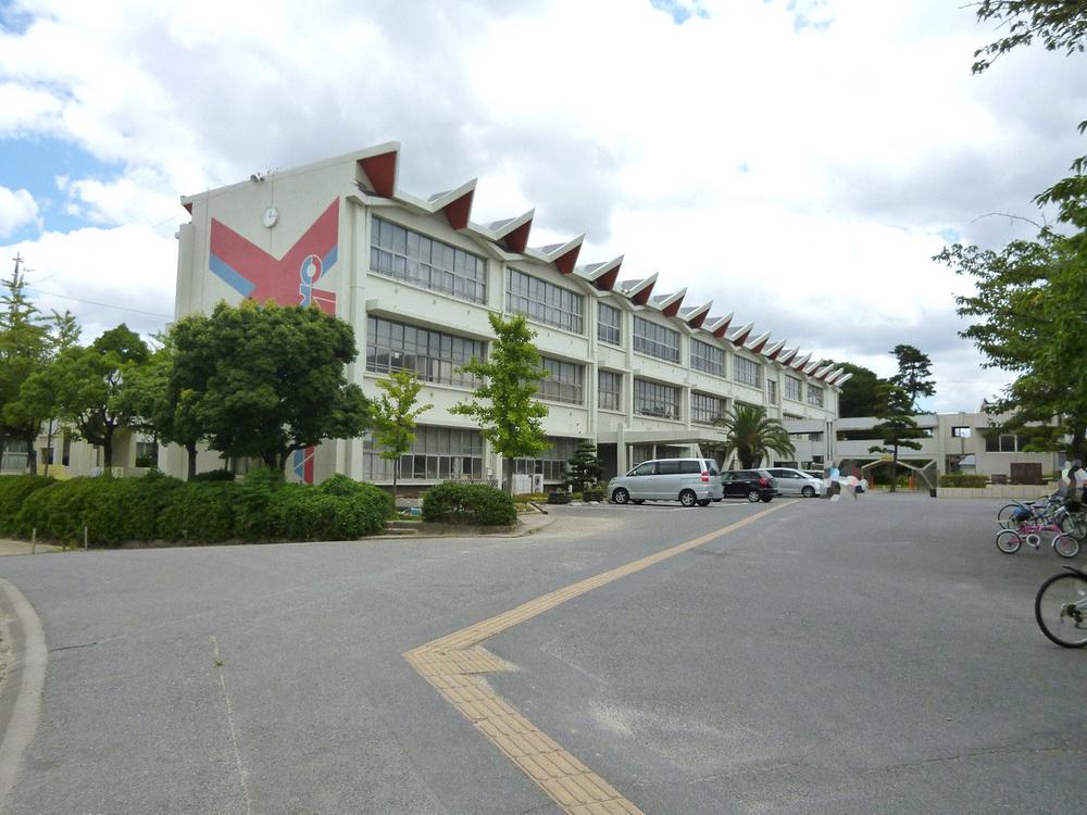 Primary school. 1850m to Tokai Municipal Yokosuka Elementary School
