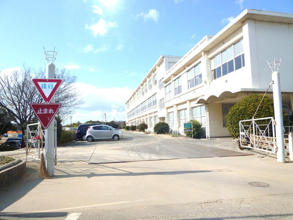 Junior high school. 900m until Tokai Municipal Yokosuka Middle School