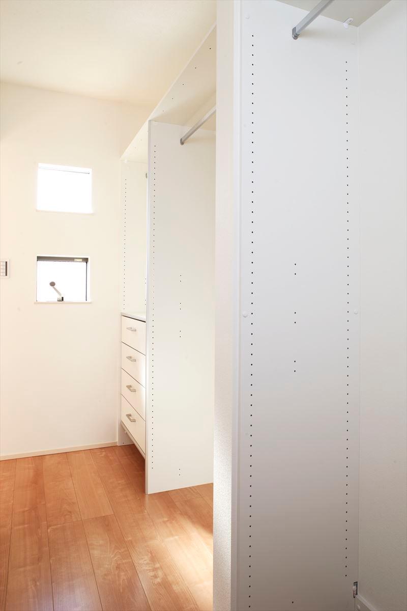 Receipt. Also equipped with a window in the walk-in closet, which was nestled in building A walk-in closet Master Bedroom, You can also bright and ventilation.
