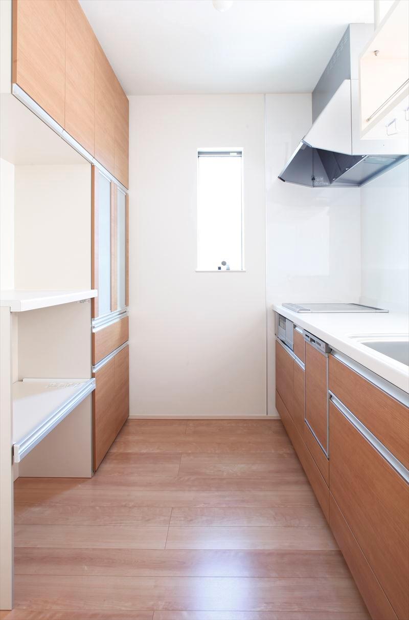 Kitchen. The Building A kitchen kitchen space was equipped with a cupboard with a sense of unity. Because that can accommodate the tableware and appliances, Always around the kitchen will be maintained and refreshing.