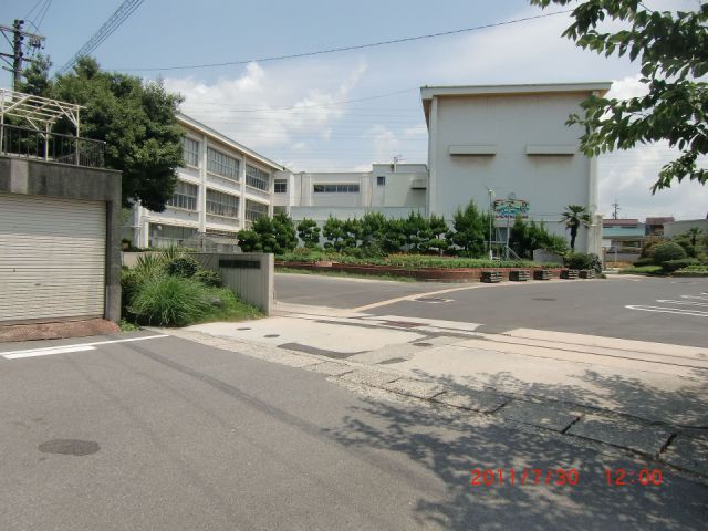 Primary school. Municipal Kagiya to South Elementary School (Elementary School) 730m