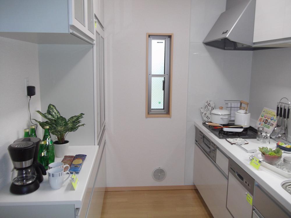 Same specifications photo (kitchen). Produce a warm time of face-to-face kitchen family bouncy conversation while cooking