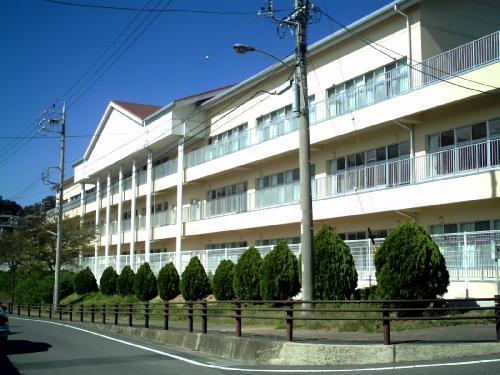 Primary school. 1870m to Tokai Municipal Yokosuka Elementary School