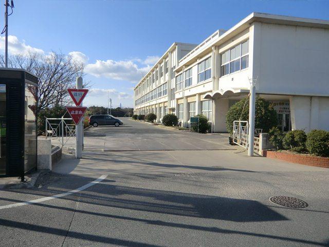 Junior high school. 2374m to Tokai Municipal Yokosuka Middle School