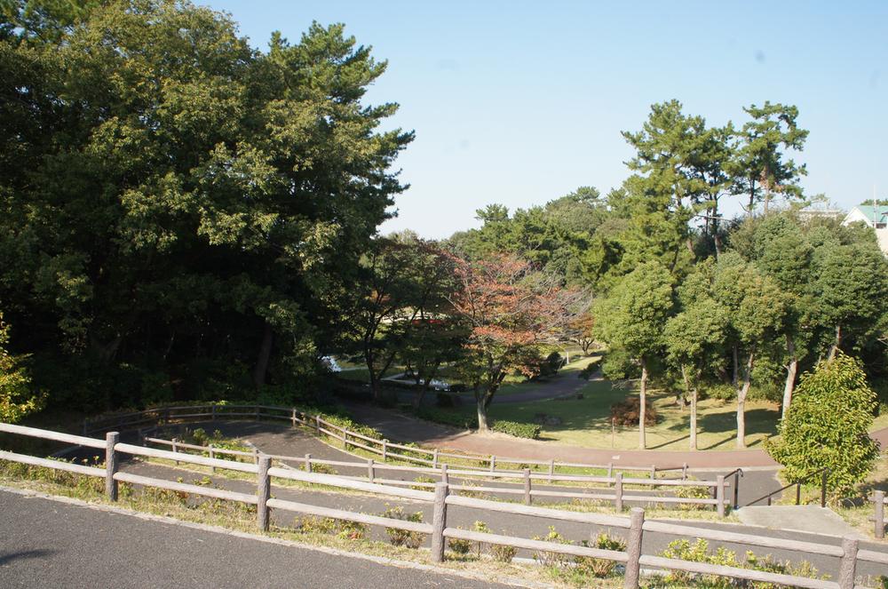 Other. In the morning and good walks a pleasant evening. Playing the ball, play and jump rope with a multi-purpose open space also widely. Also, It is also the charm of this park to feel free to enjoy the tennis. (1 coat 2 hours 400 yen)