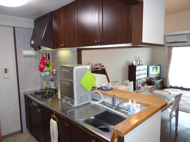 Kitchen. Furniture fixtures, etc. posted in the photo is, Not included in the sale price