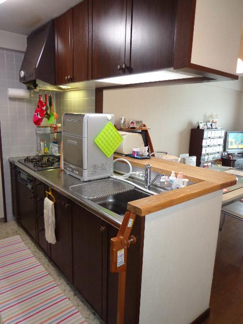 Kitchen. Furniture fixtures, etc. posted in the photo is, Not included in the sale price