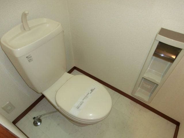 Toilet. Wash basin