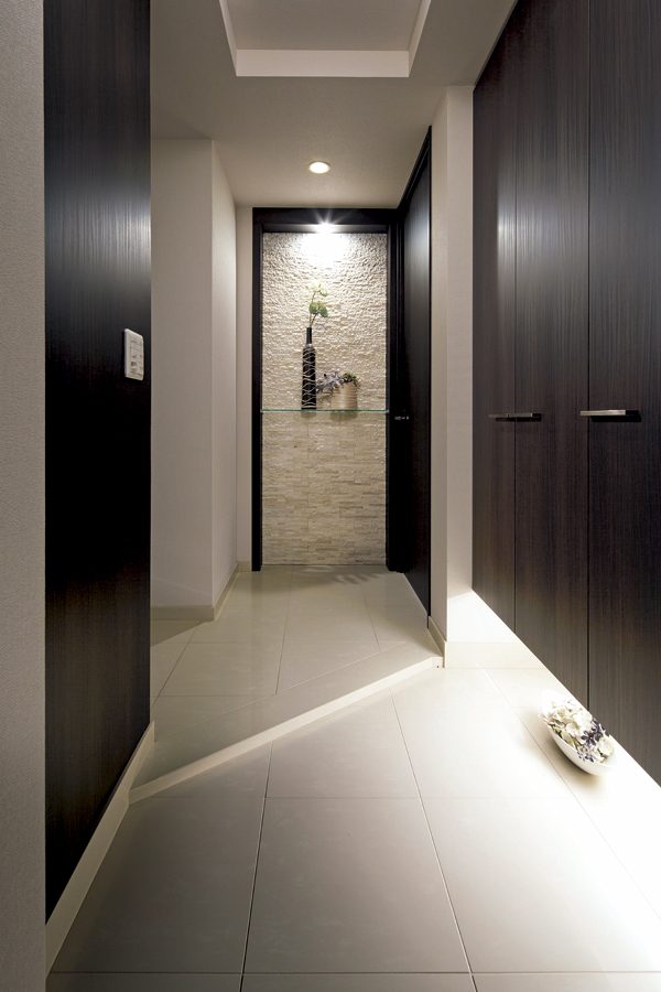 Interior.  [Entrance] Floor of marble tiles exudes a sense of luxury, The live family, Entrance to welcome guests in elegant look. On the wall surface, Entrance storage of tall size that can be stored in the whole family of the shoes in the room have been installed (A type model room)