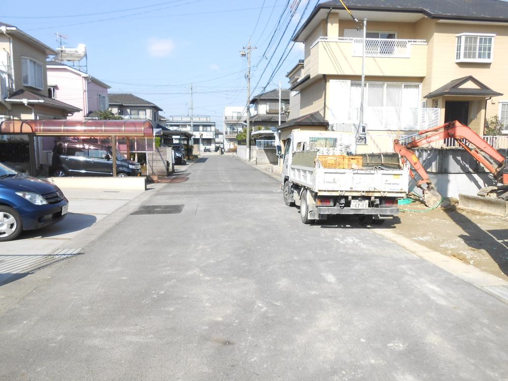 Local photos, including front road. Frontal road West 6m