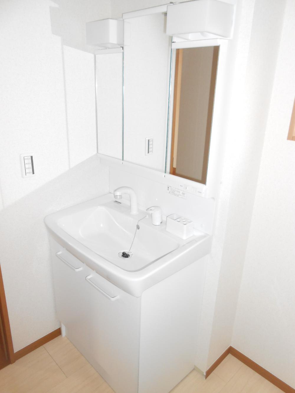 Wash basin, toilet. Shampoo dresser vanity