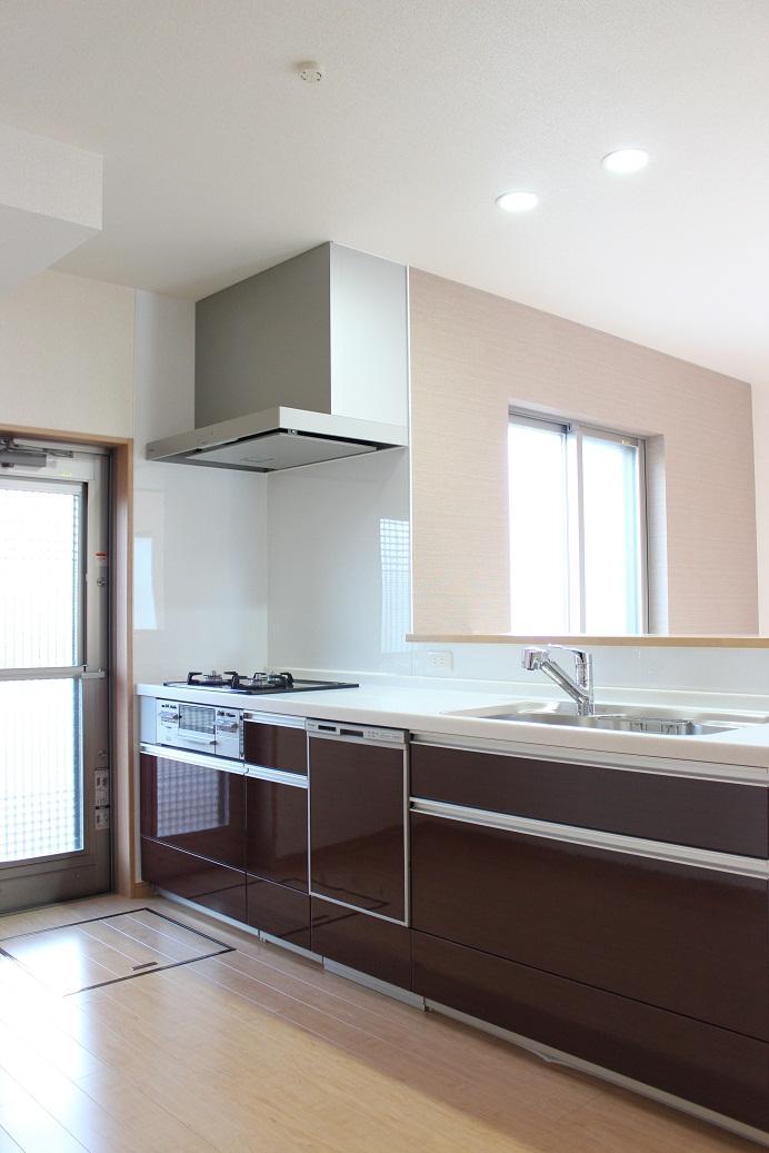 Kitchen. Easy to clean glass-top stove and pans and pot also enter large size of the dishwasher, etc., Comfortable original system kitchen in pursuit of basic functions. 