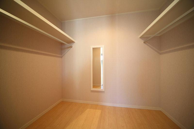 Receipt. Saving you the hassle of reinvented because storage abundant walk-in closet. ※ It is different from the actual ones for the construction example photo.