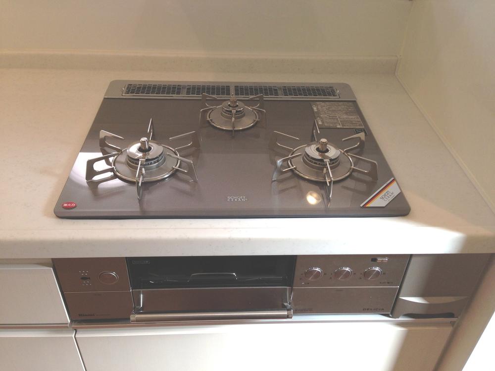 Other Equipment. SI sensor stove that will automatically digestion time of emergency. Oven is DELICIA baking pan.