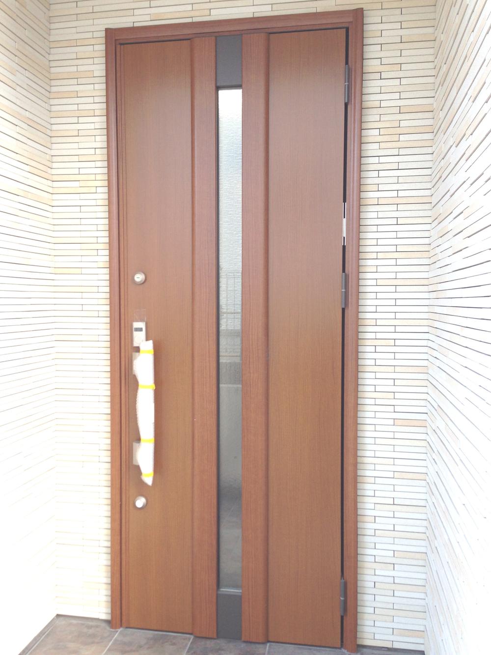 Entrance. Entrance door 97 No. grounds in the profound feeling of wood tone Shooting (12 May 2013)