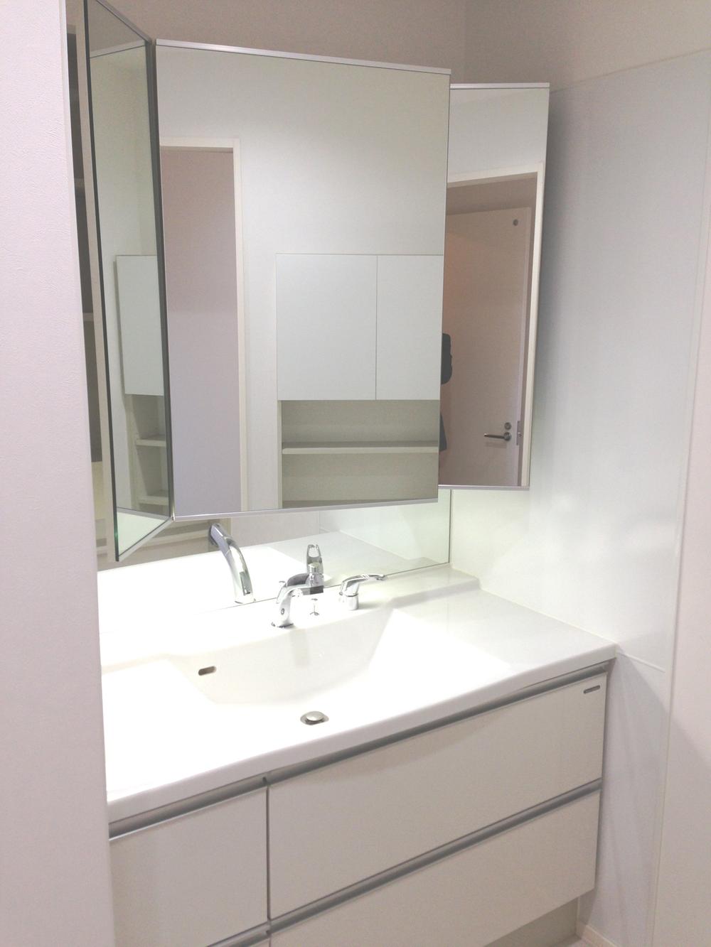 Wash basin, toilet. Large wash basin of the three-sided mirror. The busy time of the morning, And it will not attempt to congestion. 97 No. land Local (12 May 2013) Shooting