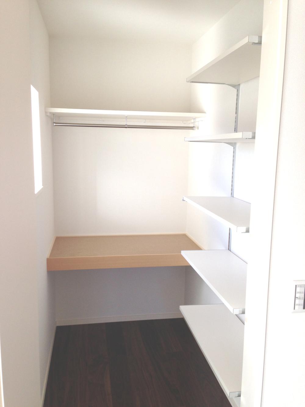 Receipt. Walk-in closet is. It is divided in the futon and for clothing. Indoor (12 May 2013) Shooting