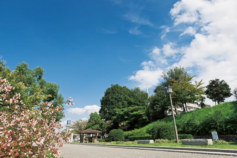 park. Familiar green stroll road [Ohori green road] 2 minute walk (150m) length of about 560m Green Road, which was built on top of the Aichiyosui up. Ideal as walking and jogging course.