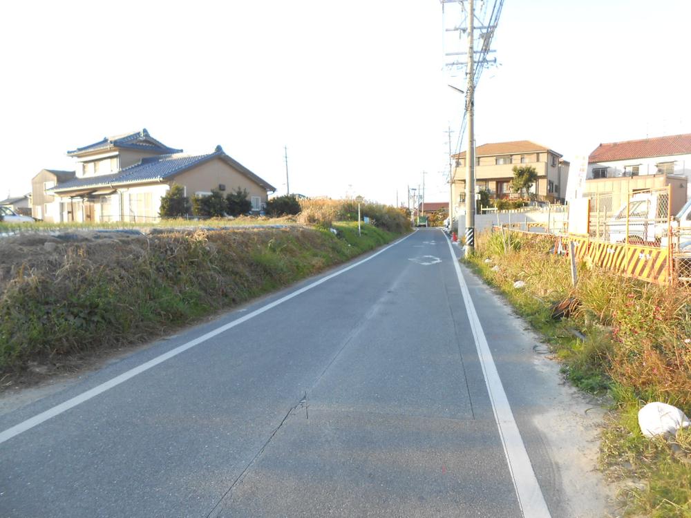 Local photos, including front road. Frontal road West 4.6m