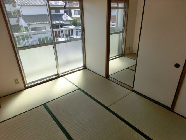 Other room space. Is a Japanese-style room. There closet. 