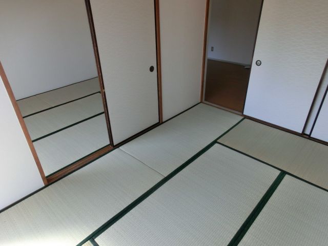 Living and room. Is a Japanese-style room. There closet. 