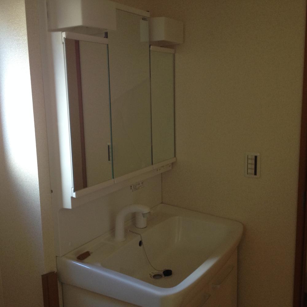 Wash basin, toilet. Indoor (11 May 2013) Shooting