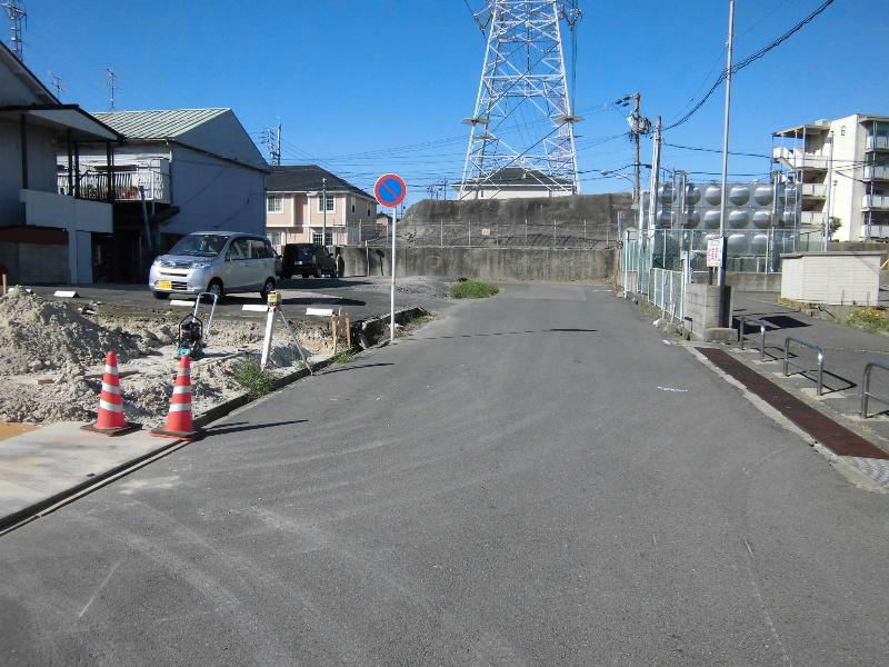 Local photos, including front road. Local front road