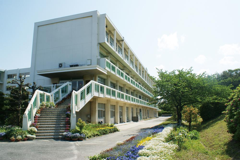 Junior high school. 2057m to Tokai Municipal Kagiya junior high school