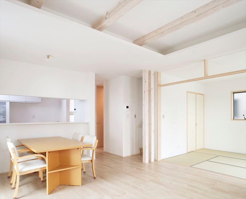 Living. Building B Living Face-to-face kitchen LD overlooking the, Peace of mind space of wife. Living room facing south ・ Japanese-style whole family is welcoming cozy space. 