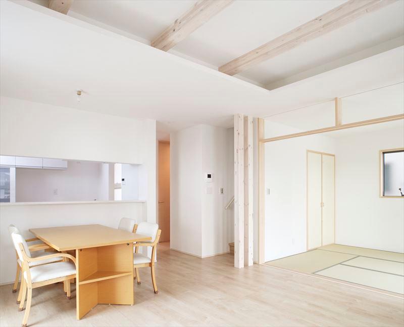 Living. Building B Living Face-to-face kitchen LD overlooking the, Peace of mind space of wife. Living room facing south ・ Japanese-style whole family is welcoming cozy space.