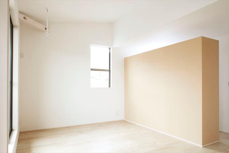 Non-living room. Building B Master Bedroom So that Hoseru to the indoor laundry, The master bedroom was set up interference indoor products. Removal when not in use, It can be stored on the hook.