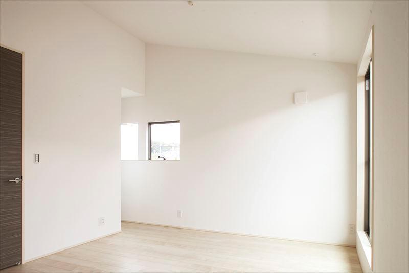 Non-living room. Building C Master Bedroom Master bedroom, It has become a slope ceiling feel higher ceiling, It directed the open space. Also, So that Hoseru to the indoor laundry, We established the interference indoor products.