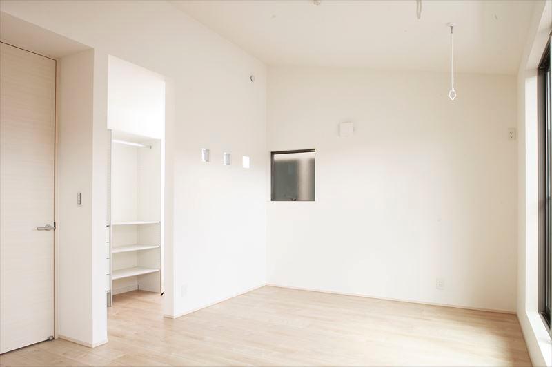 Non-living room. By increasing the D Building main bedroom ceiling in the main bedroom, which directed the spread of space, We established the interference indoor products. Removal when not in use, It can be stored on the hook.