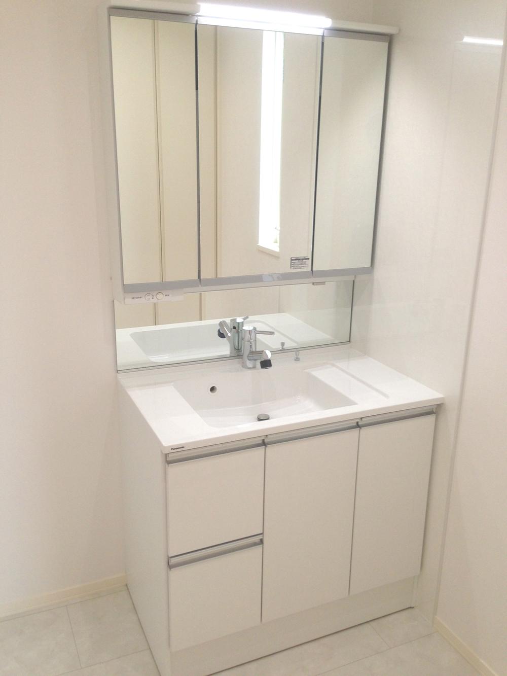Wash basin, toilet. It is the washstand of the three-sided mirror. Water washing is the shampoo dresser type that previously extended. (277 No. land)