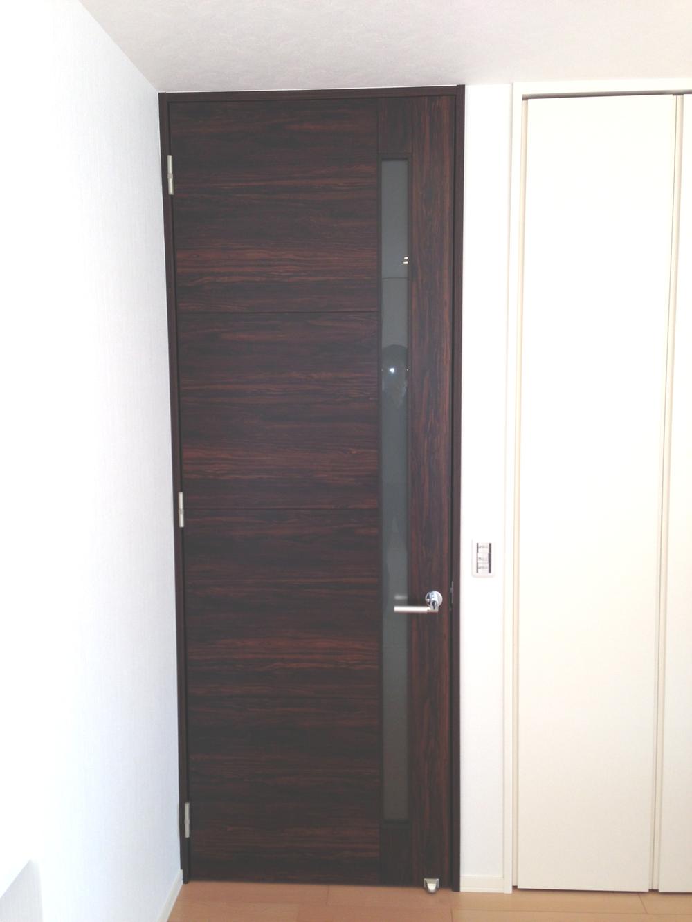 Living. Stylish living room door of woodgrain. Up to ceiling height. 