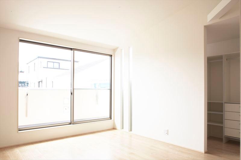 Non-living room. Building A Master Bedroom Open bedroom with a gradient ceiling. According to the growth of the child, Possible partition into two chambers.
