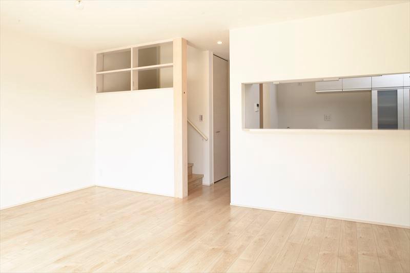 Living. Building B Living In face-to-face kitchen overlooking the entire first floor, State of children playing in the spacious garden, which was placed in the south is also hear about peace of mind.