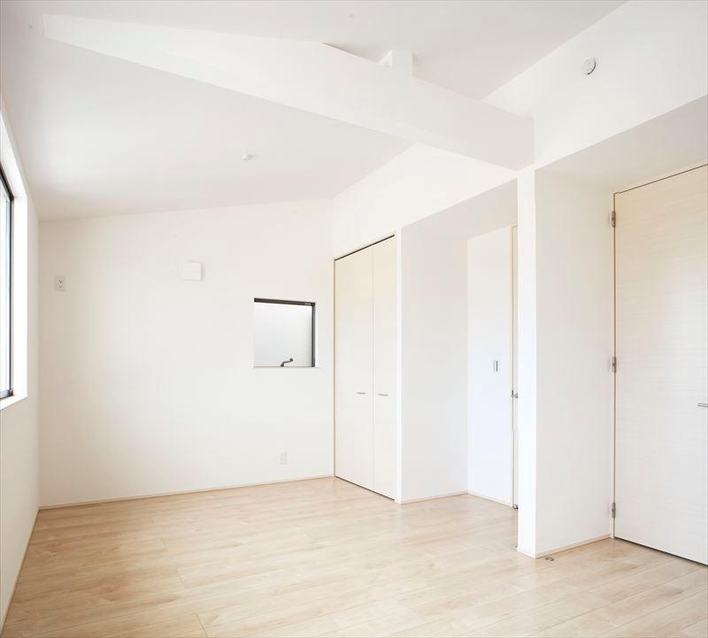 Non-living room. Building B Western-style Open-minded Western-style gradient ceiling is possible partition into two chambers according to the growth of the child.
