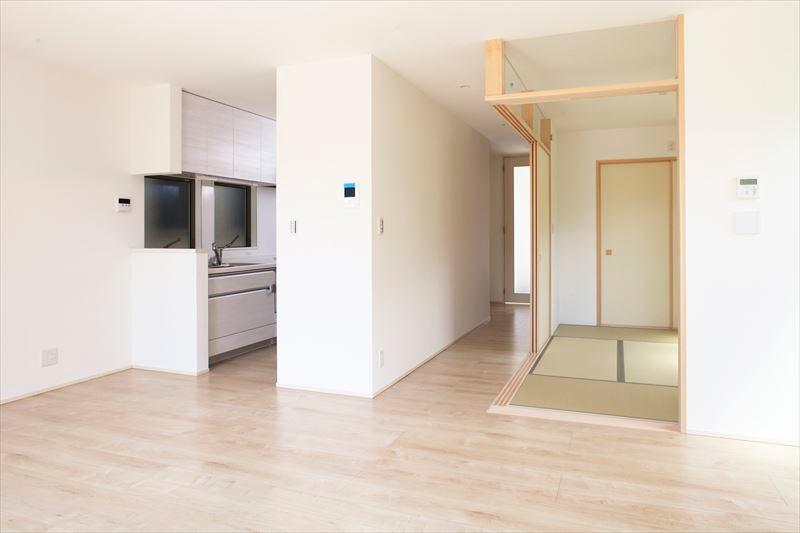 Living. Building C Living I opened the sliding door of a Japanese-style room, Living and you can use integrally Contact.