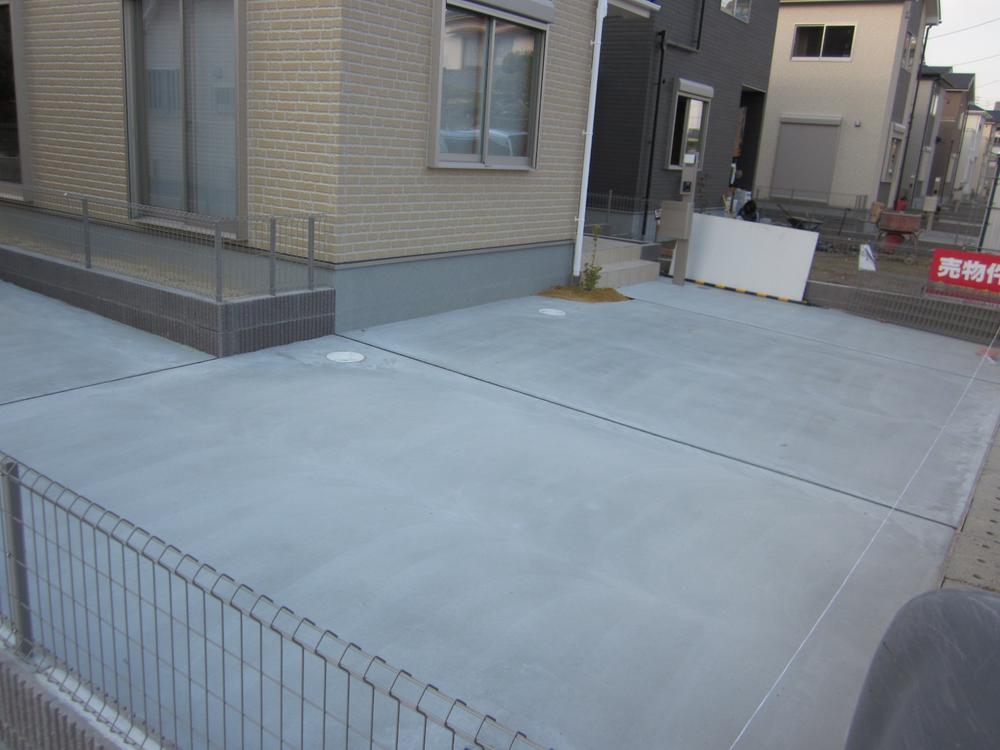 Parking lot. Parallel two possible parking