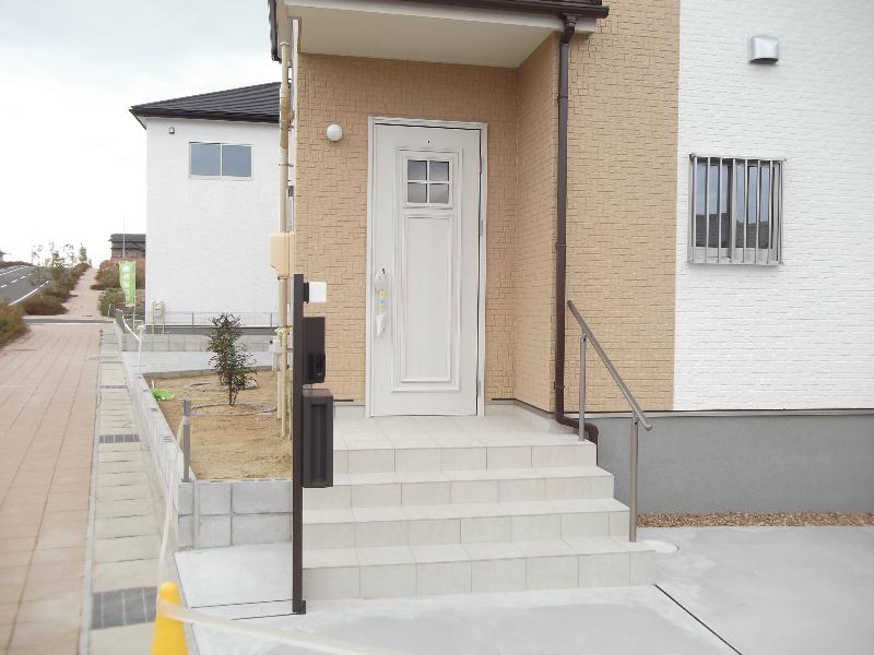 Entrance. Frontal road