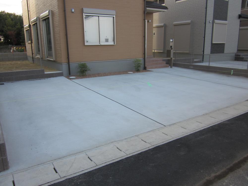 Parking lot. Parallel two possible parking