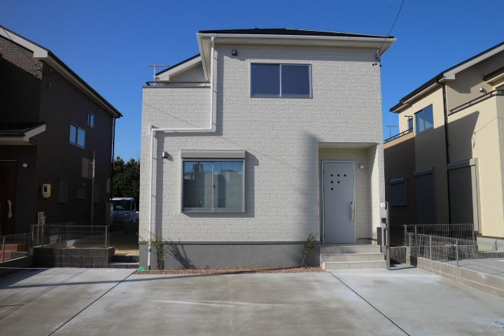 Local photos, including front road. East entrance ・ 3 units available parking! 