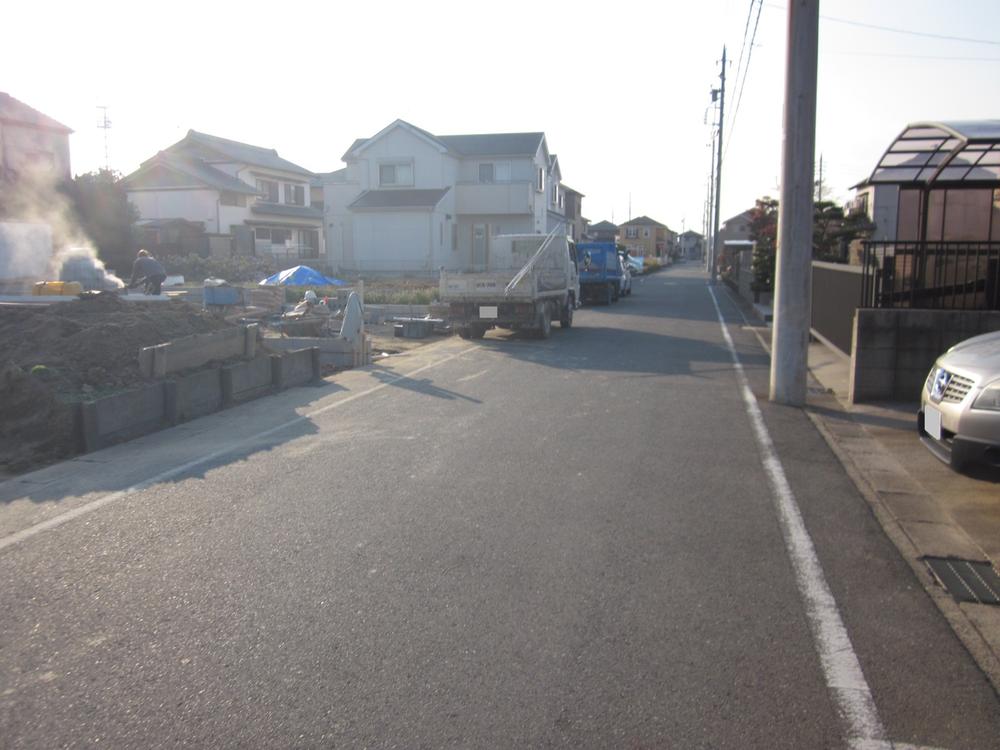 Local photos, including front road. Frontal road North 6.1m