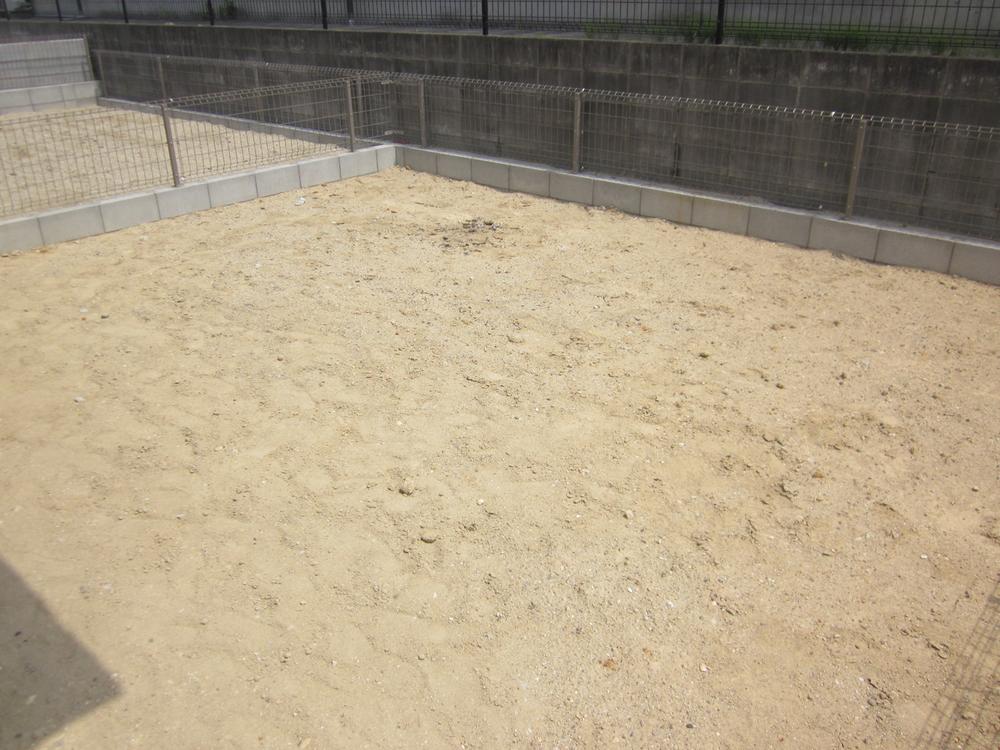 Garden. There garden on the south side