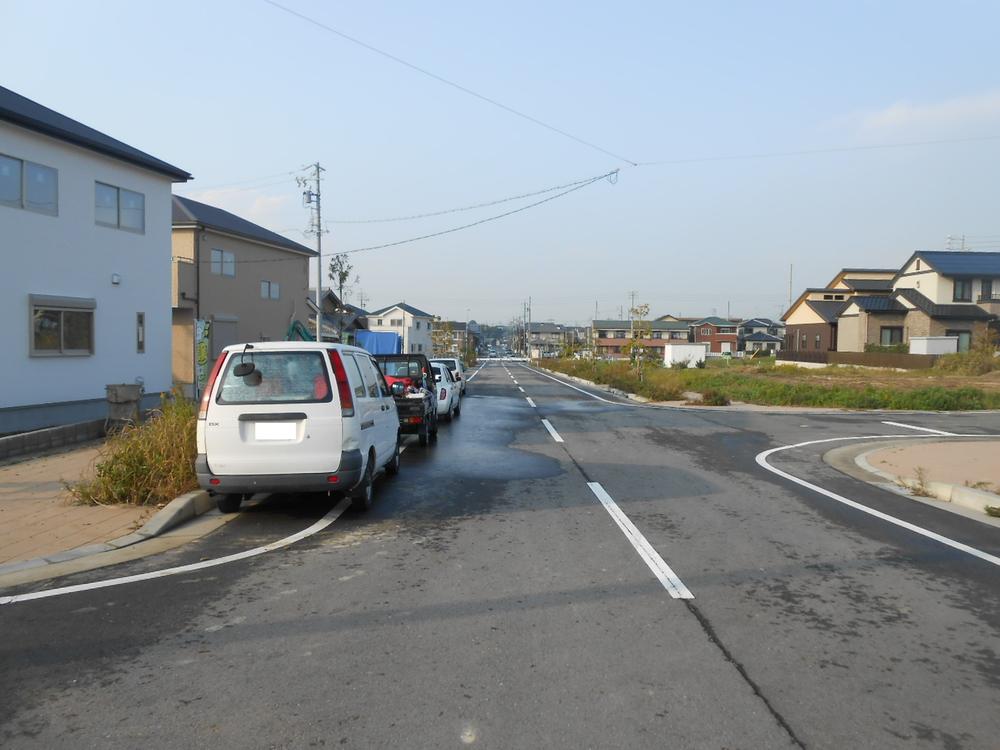 Local photos, including front road. Frontal road East 18.0m