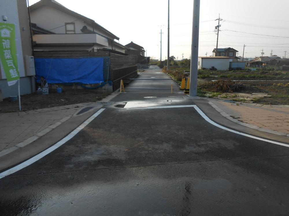 Local photos, including front road. Frontal road North 4.0m