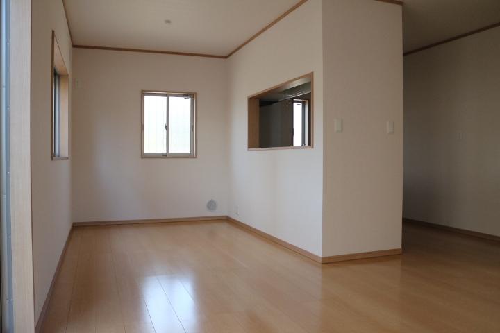 Living. Sunny! living! 