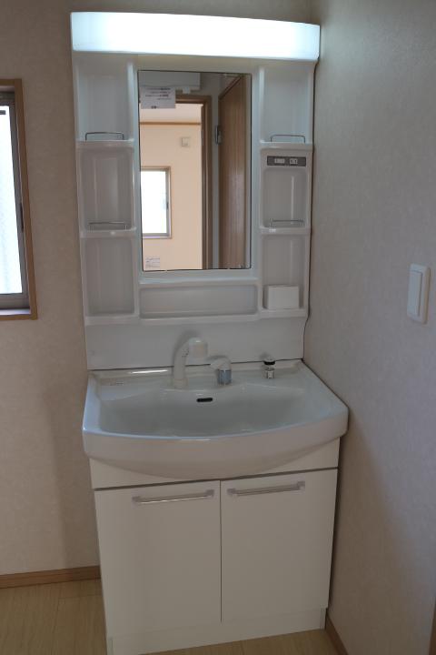 Wash basin, toilet. Shampoo dresser