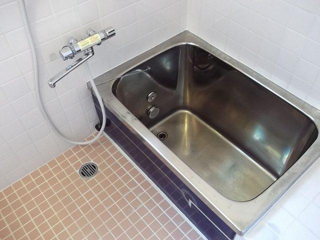 Bathroom. Reheating function with a bathtub